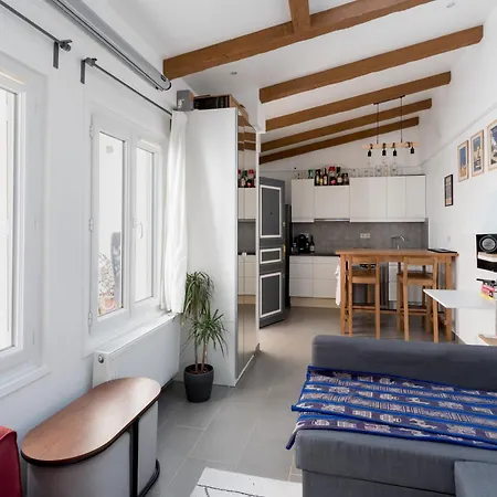 Cozy And Modern In باريس